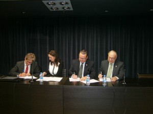 El día 1 de febrero se firmo el Convenio de Colaboración entre la FRECOM, el Colegio de Arquitectos Técnicos de Murcia y el Colegio de Administradores, con la presencia de la Secretaria General de la Vivienda Dña. Nuria Fuentes Sánchez-Lax, el Decano del Colegio de Arquitectos Técnicos D. Luis Mármol y los presidentes de FRECOM D. Ramón Fernández Mula y del Colegio de Administradores de Fincas de Murcia D. Felipe López Alarcón con el objeto de facilitar la colaboración de cada una de las Instituciones mencionadas para facilitar el uso por parte de las comunidades de propietarios de todas las ventajas que les ofrece la actual normativa de rehabilitación de viviendas y edificios .